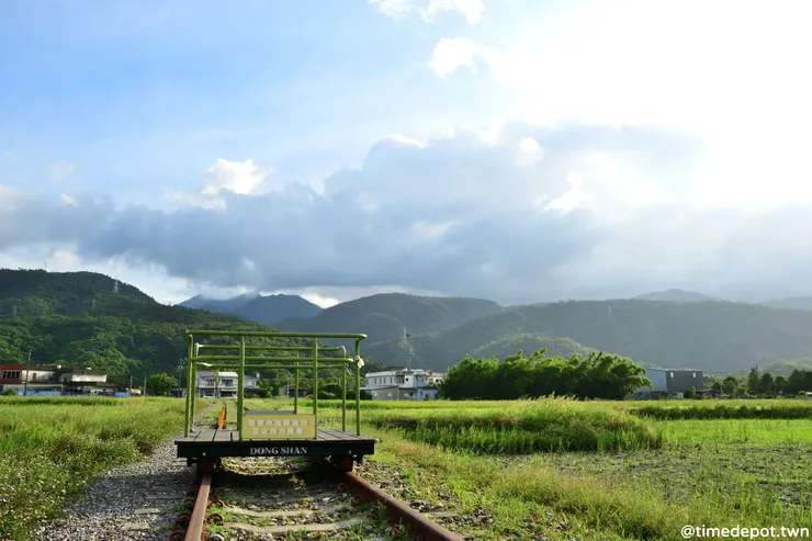 群山環繞的平野中的鐵路台車，曾經的水泥工業鐵道如今成了恬靜的休憩景點