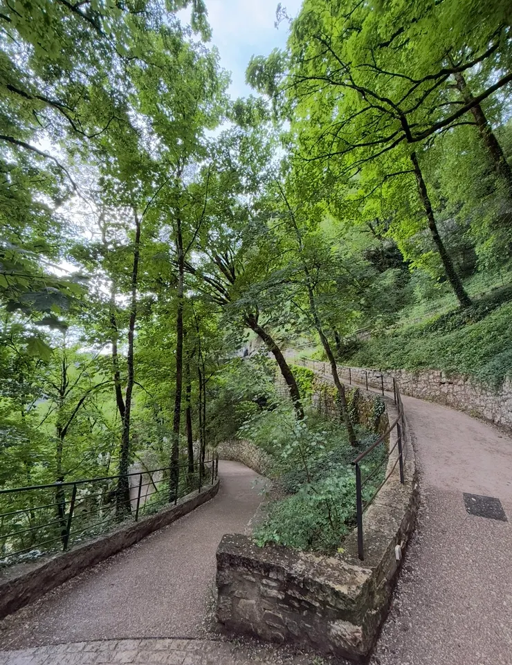 沿著之字型步道的苦路