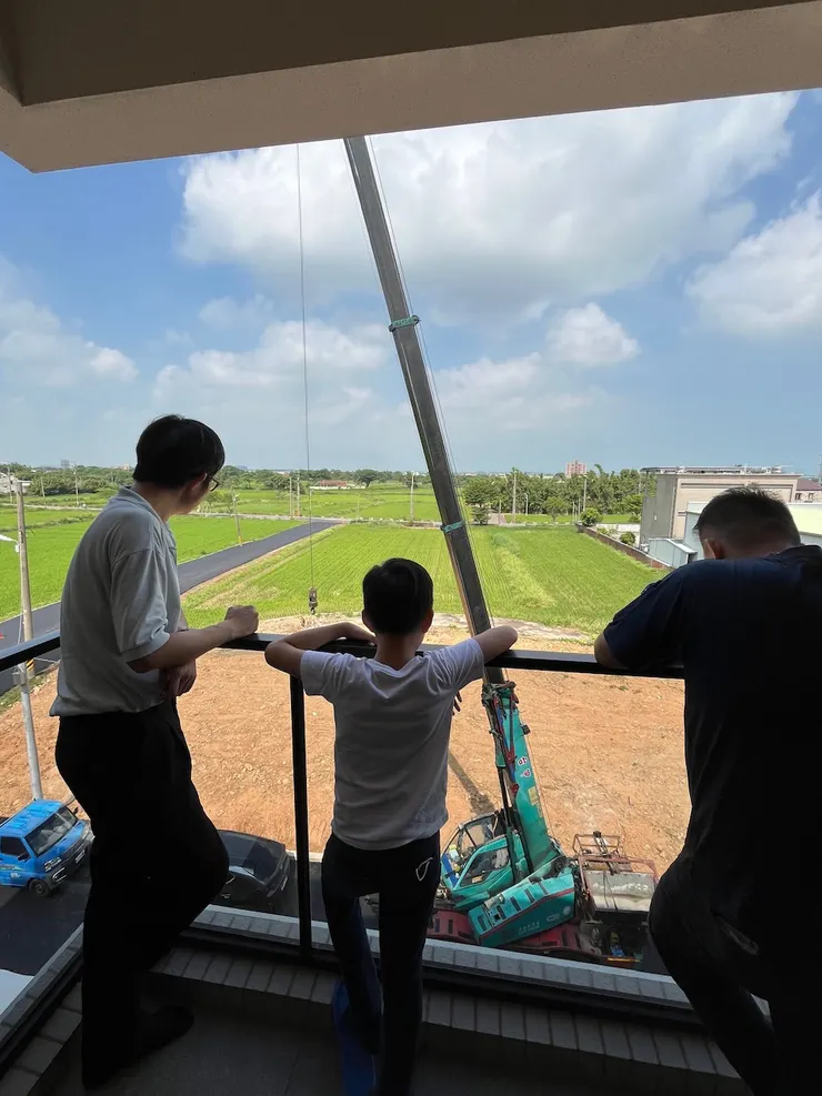 第一次經歷吊車出勤很新奇。