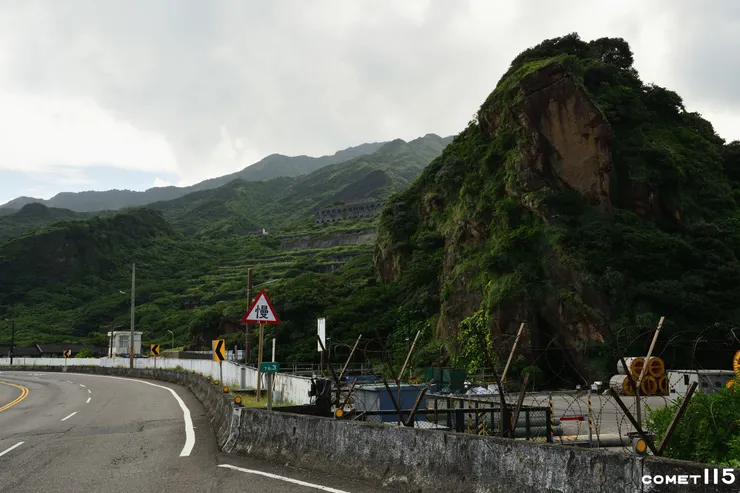 濂洞車站過去是金銅礦運輸的轉運站，後方山坡上還可看見壯觀的選煉廠遺跡