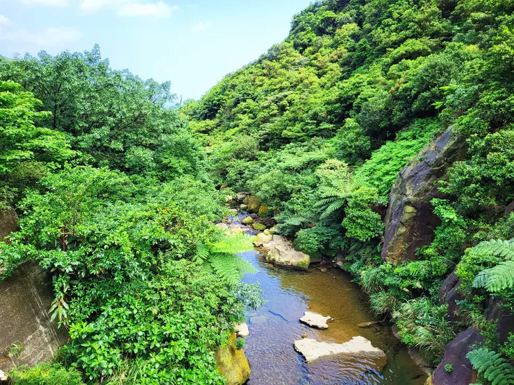 9:35來到攔砂霸，欣賞清澈的半屏溪流之美。