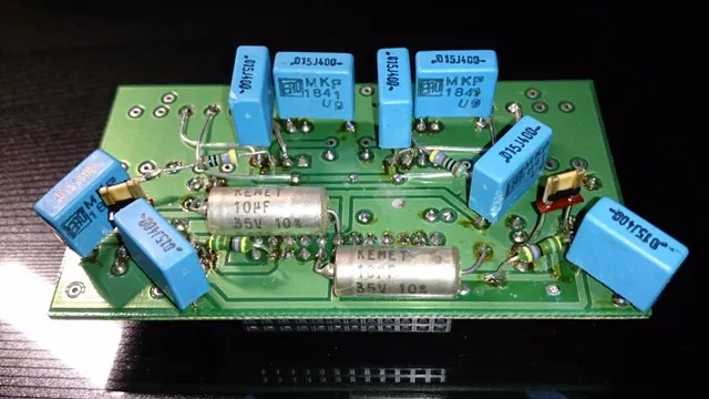 PCB 背面，電源入口處加上 10uF/35V 的鉭質電容，兩個薄片狀的是 Vishay Z201 回授電阻