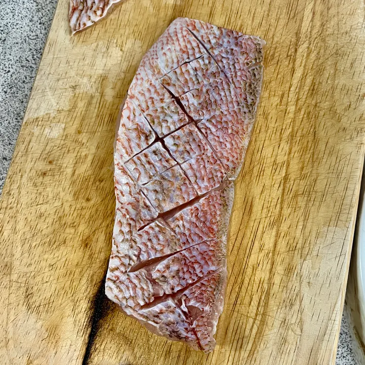 第一次切成格紋的魚排，那時切得比較長方形，但後來覺得切兩塊偏正方形的比較好擺盤。