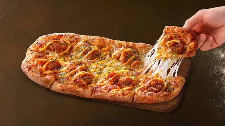 「五重起司蒜香雞」以鮮嫩的炭烤雞腿肉為主角，搭配濃郁的蒜香起司白醬，並一口氣集結五種經典起司，層層堆疊出牽絲感十足的究極奶香，與蒜香完美交織。