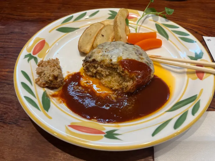 漢堡排橫斷面，雖然拍得不好但真的超級無敵爆炸好吃