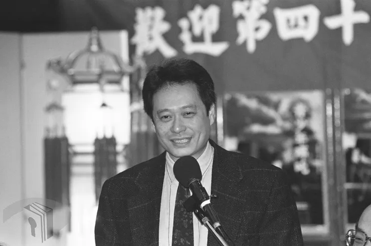 圖12 導演李安記者會致詞，談述《囍宴》勇奪柏林影展金熊獎 案名：金鐘獎、外交、劇照翻拍 檔號：0067/0035/1 來源機關：行政院新聞局 管有機關：國家發展委員會檔案管理局