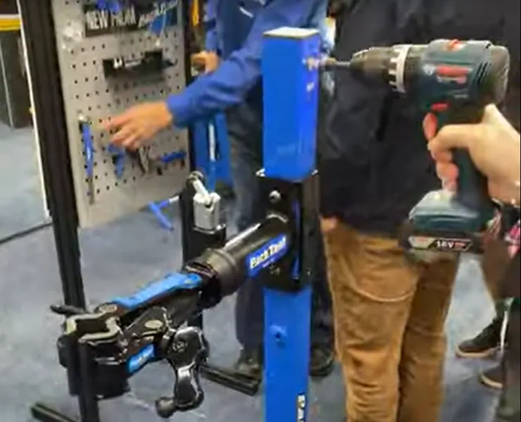 最厲害的是直接用手工具就可以達到電動升降效果。