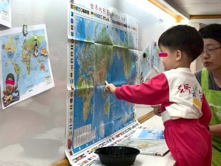 每一堂課都先在地圖上找到台灣