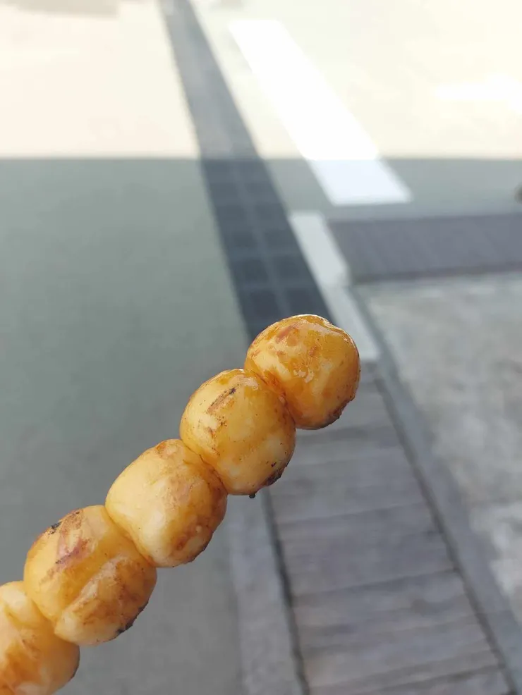 吃起來鹹甜鹹甜的，但味道搭配得很好，是個獨特的體驗