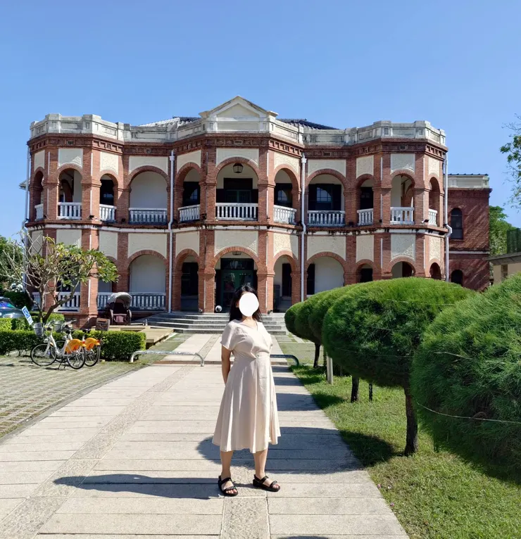 腰線露出來的側身正面