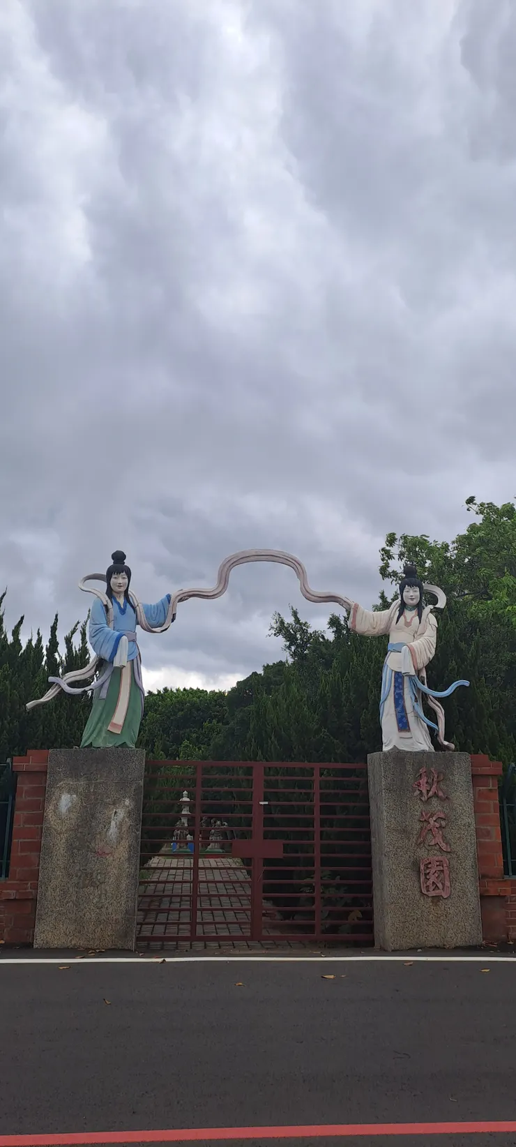 兩位仙女姐姐歡迎大家入園走走