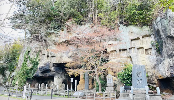 瑞嚴寺附近還有很多在其他寺院不易見到的小洞窟。