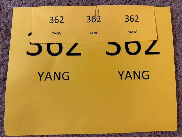 學校發的家長接送號碼牌~需要接送的小朋友放學後可以到指定地點，依照號碼到相對應的門口排隊，等待家長接送