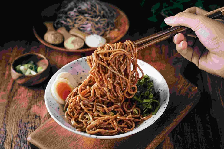 圖說：「好控麵」一份即含一片雞胸肉的蛋白質，富含膳食纖維且均衡營養，成為改善高澱粉飲食結構的最佳解答。（資料來源：日日好食）