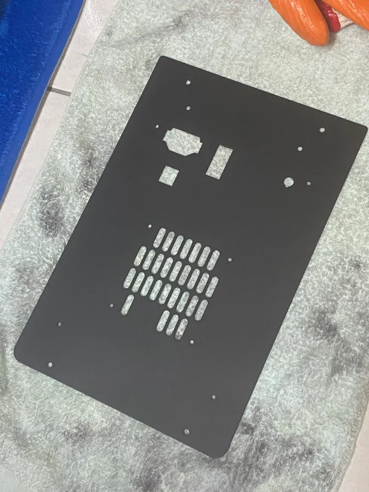 大約噴個2~3層左右就好,最後再噴個亮光漆收尾