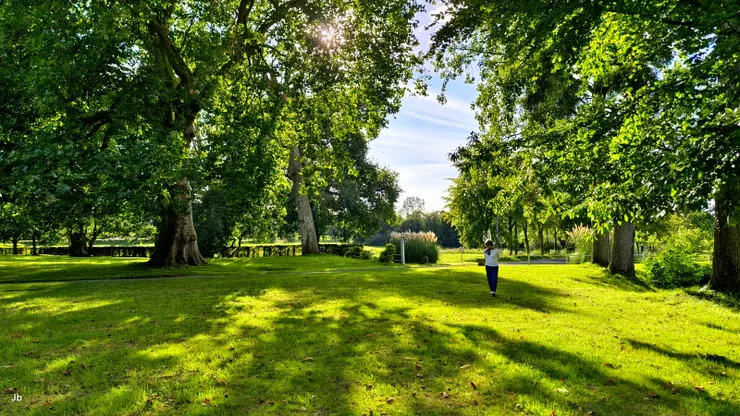 【環顧三十英畝森林草原河流湖泊！城堡前的大片草原、森林，當然是具體而微的啦！】