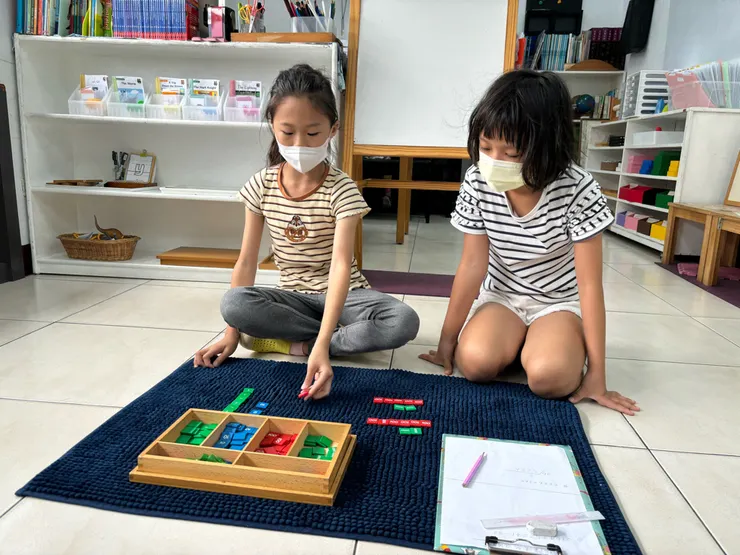 上華蒙特梭利小學在台南是一所獨特且充滿創意的實驗學校，提供從小學到高中完整的教育體系。這所學校自成立以來已有七年 介紹 