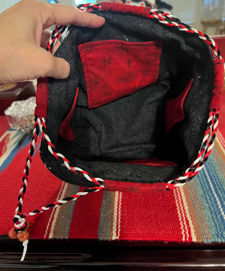 裡面還縫有口袋，好精緻啊。