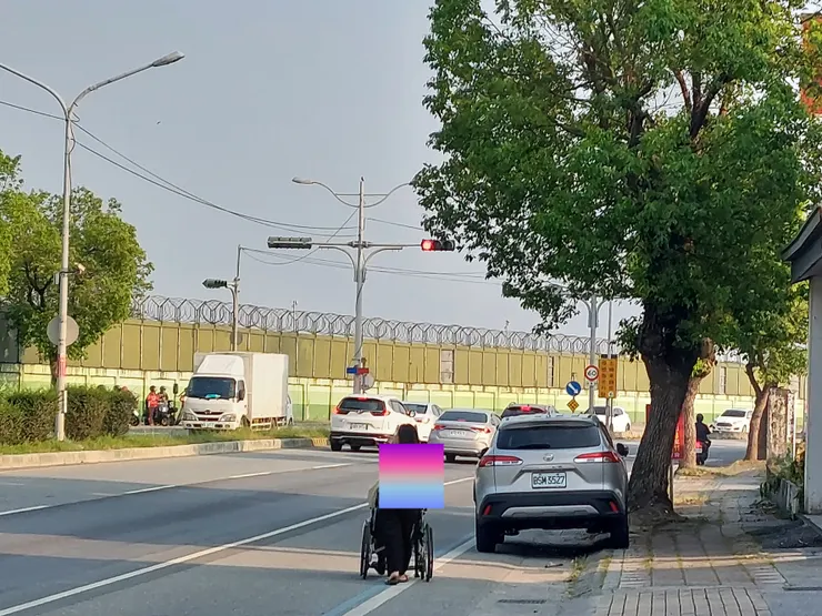 外籍看護推輪椅老人 / 林鴻鈞@並木居