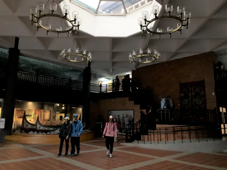 呈45度角的格子天花，小劇場感覺的空間