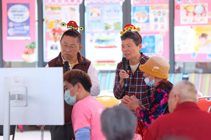 (圖說:長輩們輪番獻唱經典金曲,台下跟著拍手哼唱,現場氣氛十分熱鬧。)