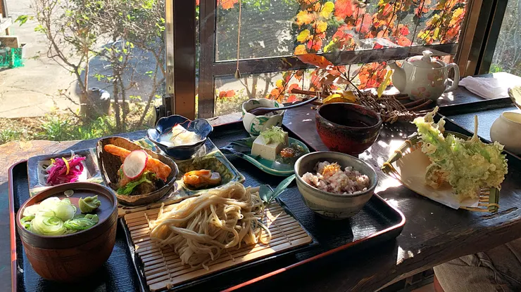 しを里定食（天ぷら有り）／ Shi o sato teishoku (tenpura ari)：しを里招牌定食（有附炸野菜天婦羅）。PH 攝於そば・山菜洞 しを里，2024 / 11 / 22。