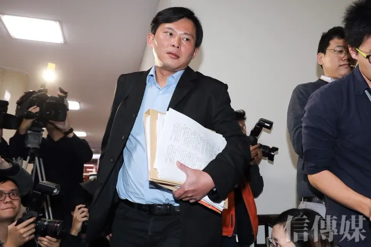 面無表情的黃國昌