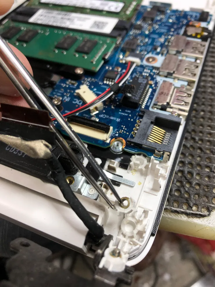 鑷子上面的是脫落的螺絲座。