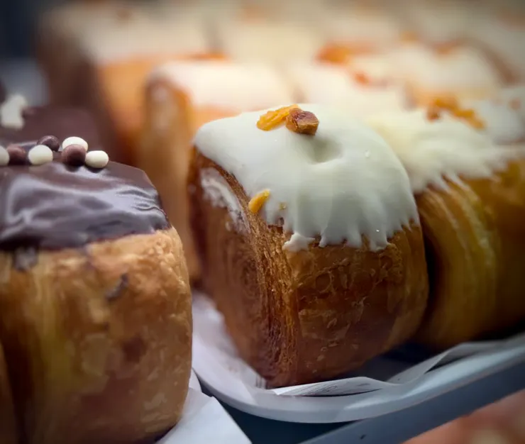 J-sweetie 可頌是獨特的圓形，有分有內餡與無內餡兩大類，十幾種口味，上面的糖霜或巧克力裝飾也很可愛