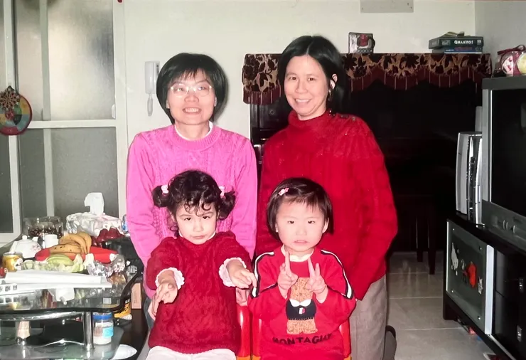 以柔（照片左前）這個美國孩子，照相不會比姿勢，比手勢的方向錯了