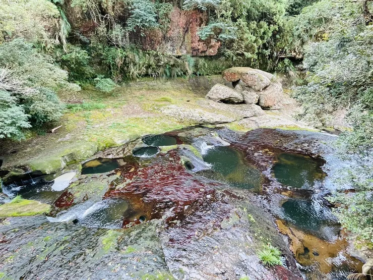 杉林溪十景之一：石井磯與一旁的母愛石