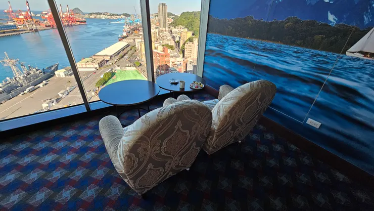 這是我的居高臨下座位!底下可以看到中華民國海軍軍艦!