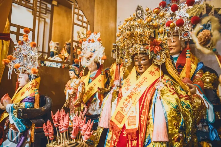 圖說：聖玄堂主神「無極老母大慈尊」與諸神尊，入火安座象徵香火再啟、母恩長存。（圖／南天直轄無極聖玄堂）