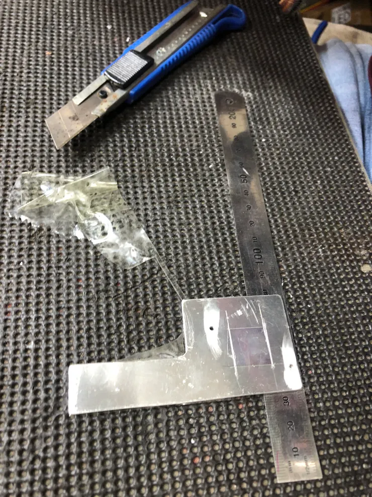 為了避免短路,背面還得貼上絕緣膠帶