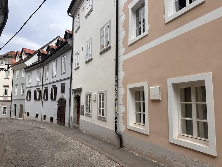 顏色淡淡的，令人感到平靜。