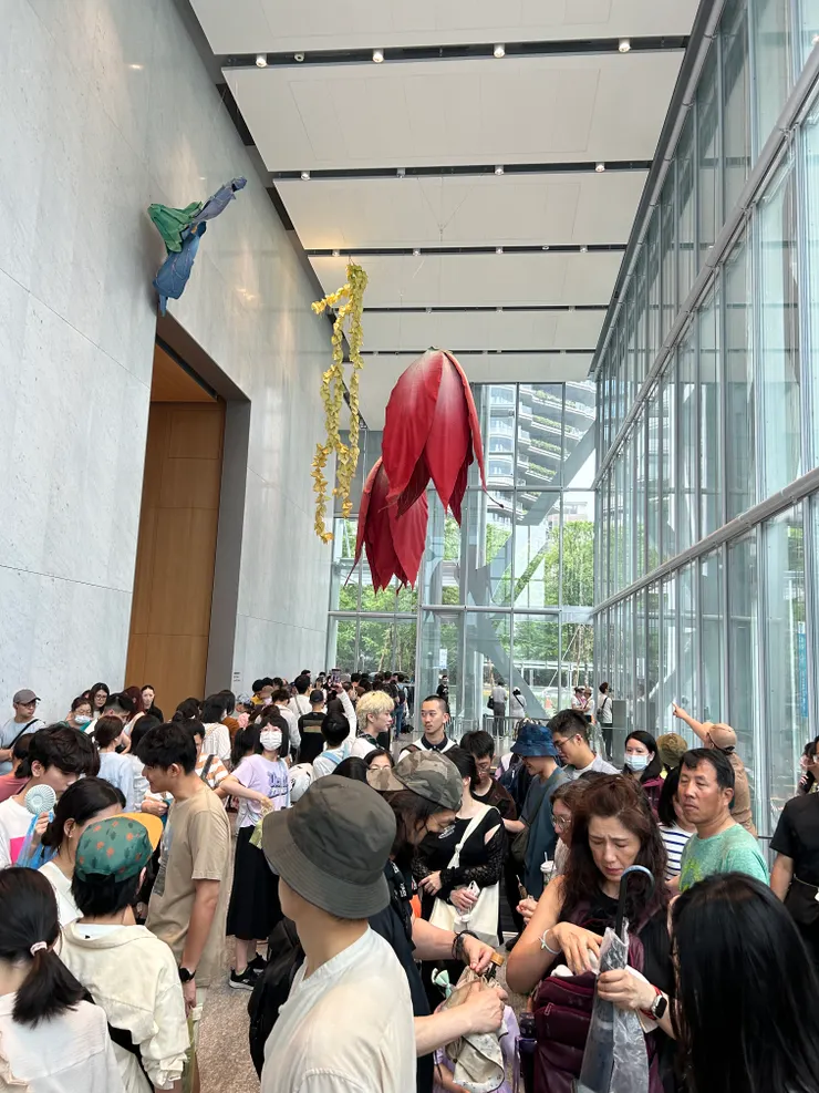 室內蜿蜒不斷的人龍