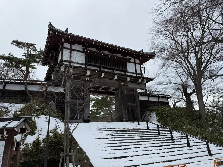 表門 (一ノ門)。