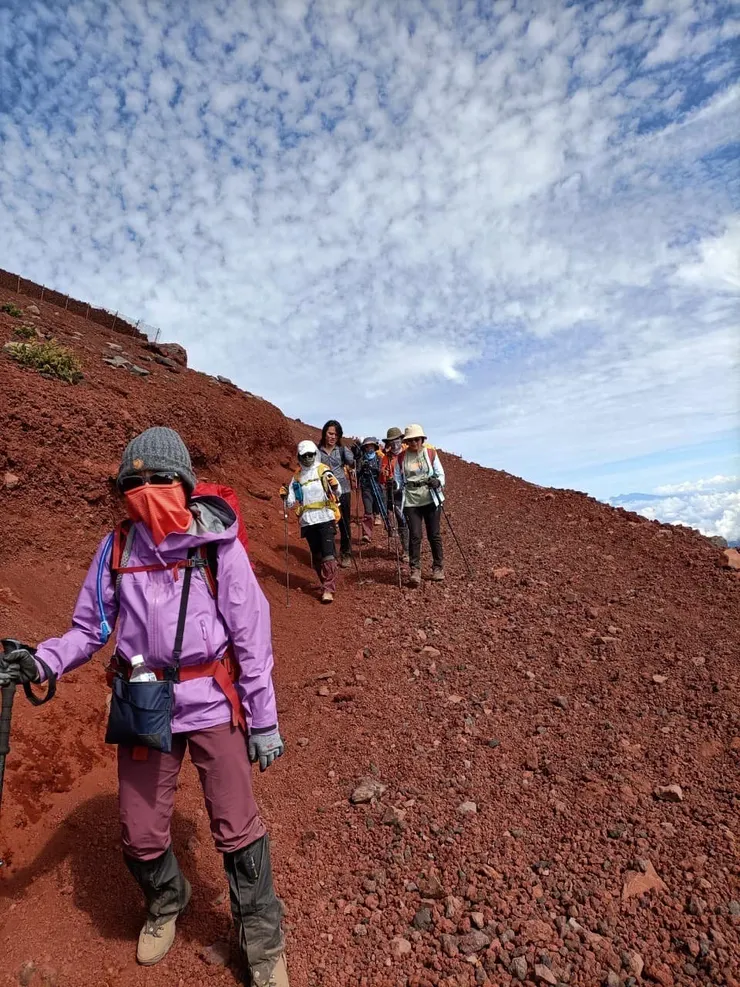 火山爍石好難走啊！