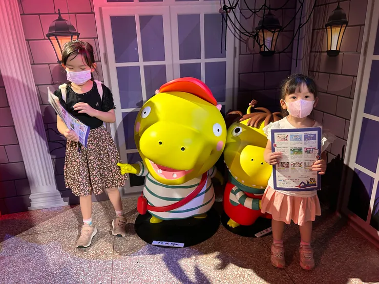 在親子天下的open圖書館展覽遇見小火龍兄妹~~妹妹的眼中閃現光芒呢!