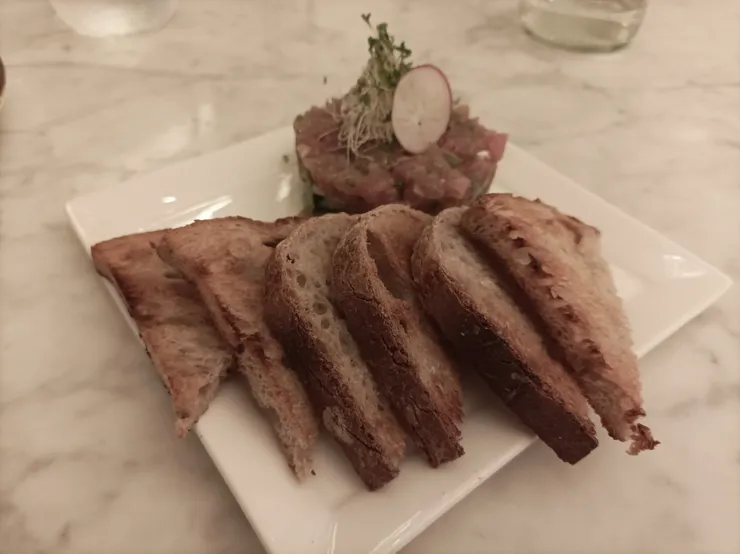 酸種麵包三文魚他他