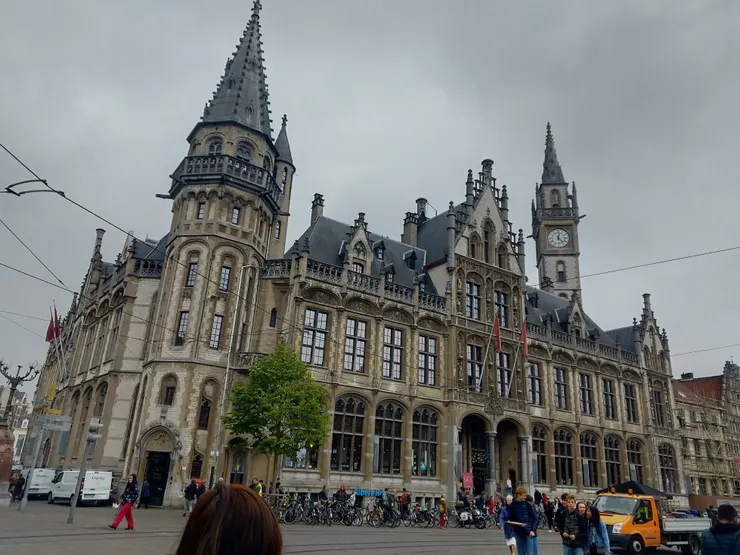 這座像是城堡一般的建築，以前是郵局