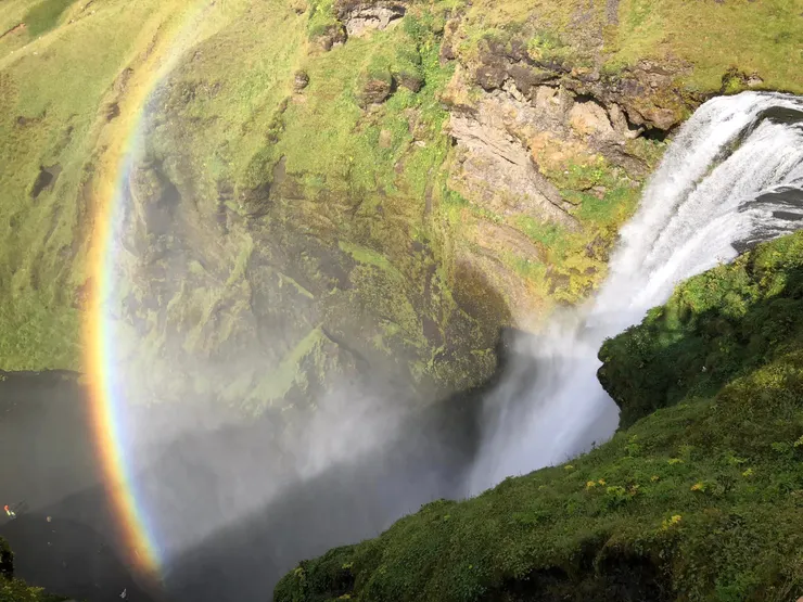 Skógafoss頂端的觀景台，恰好看見跨越瀑布的彩虹。