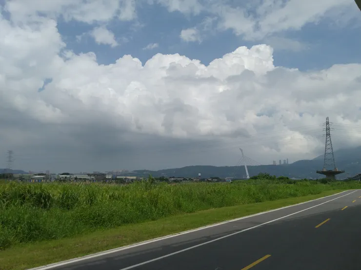 圖示：從台北北投的基隆河邊，看社子大橋的橋塔。圖片來源為張居隱：https://www.shutterstock.com/zh/image-photo/2537529959