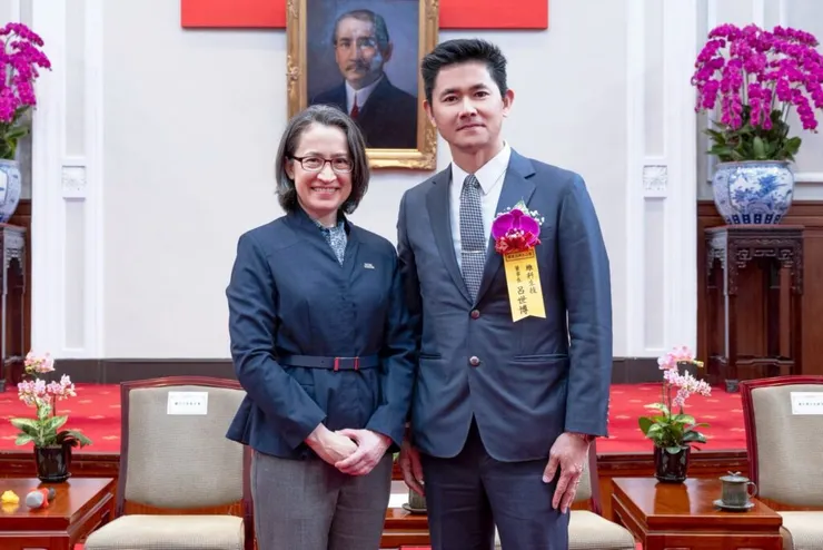 副總統蕭美琴(左)與婕樂纖創辦人呂世博(右)合影。婕樂纖/提供