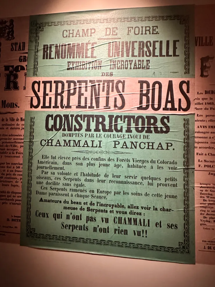 攝於2025/12，這張用法文寫成的海報宣傳的是當時極具異國情調的「蟒蛇秀」