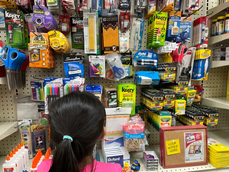 在超市看到一小區的文具