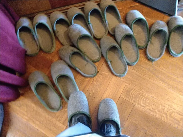 有一區木地板要穿大拖鞋