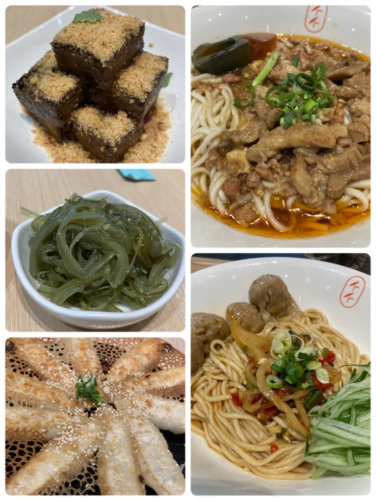 兩人份點了花生米血、免費小菜海帶芽、炙燒煎餃子、皮蛋秘醬拌麵、鮮蝦抄手燃麵！吃的超飽！