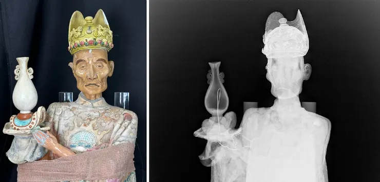 從X光影像檢測可知葉王製作工藝的美學，如《平安》交趾陶可見手持物，採用手拉坏方式，製作類似明代的白瓷「玉壺春瓶」。 ※臺藝大文物中心修護團隊提供