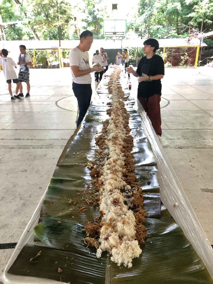 Boodle fight，菲的傳統美食（飯、烤乳豬、冬粉）戴手扒雞手套用手吃，配可樂超爽！